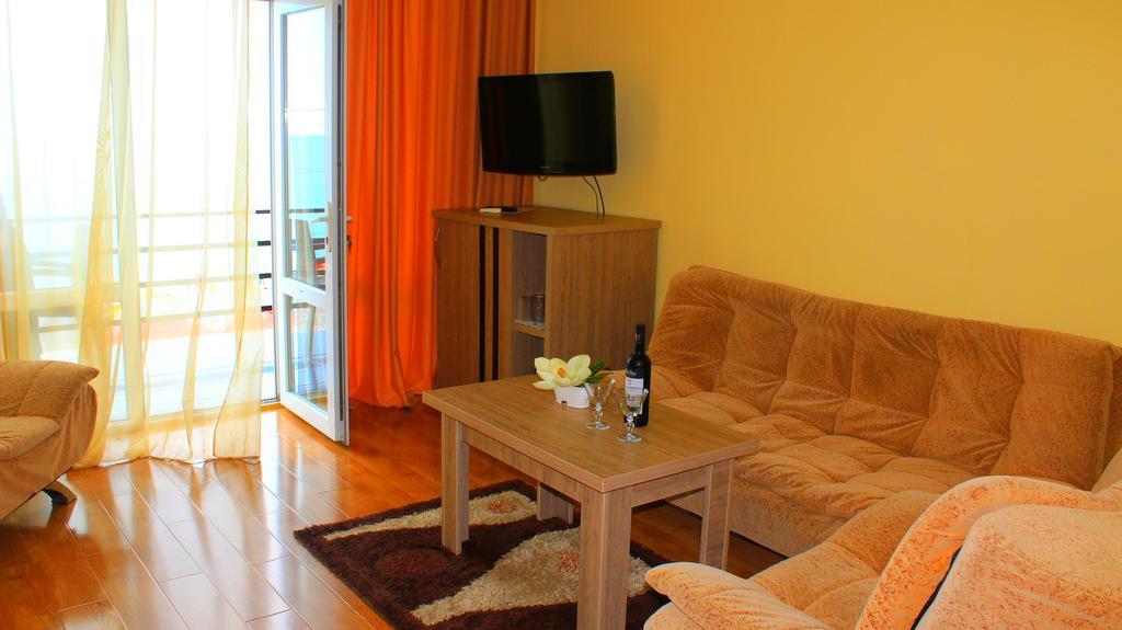 Hotel Lazuri In Квариати Екстериор снимка