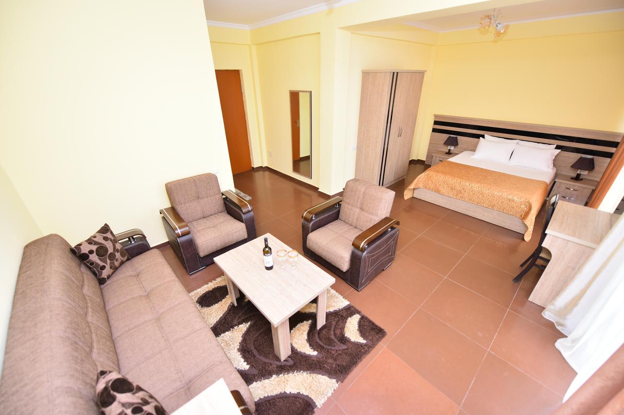 Hotel Lazuri In Квариати Екстериор снимка