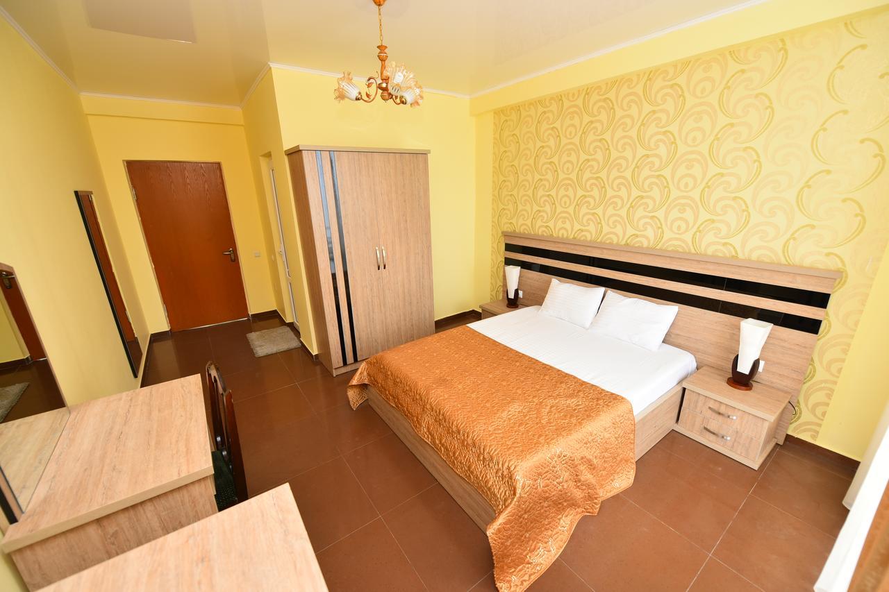 Hotel Lazuri In Квариати Екстериор снимка
