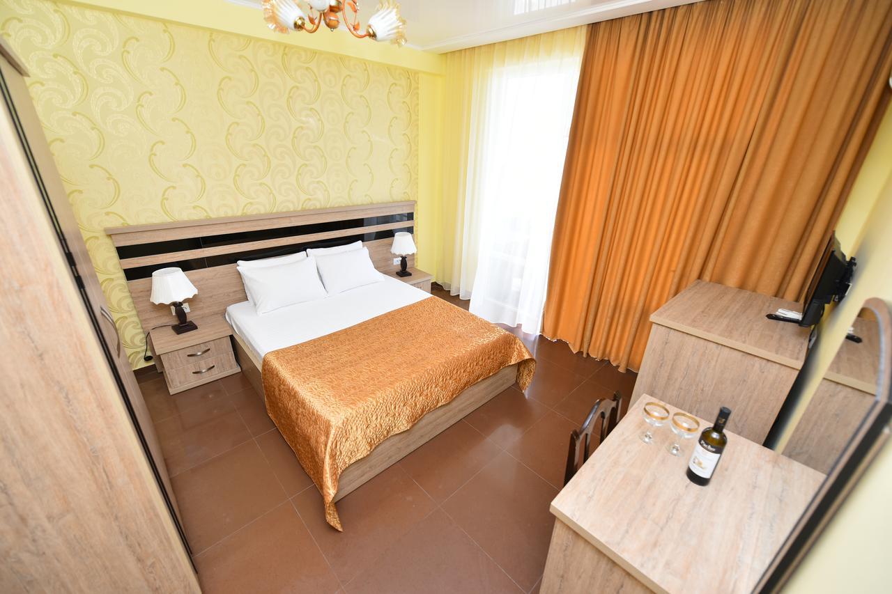 Hotel Lazuri In Квариати Екстериор снимка