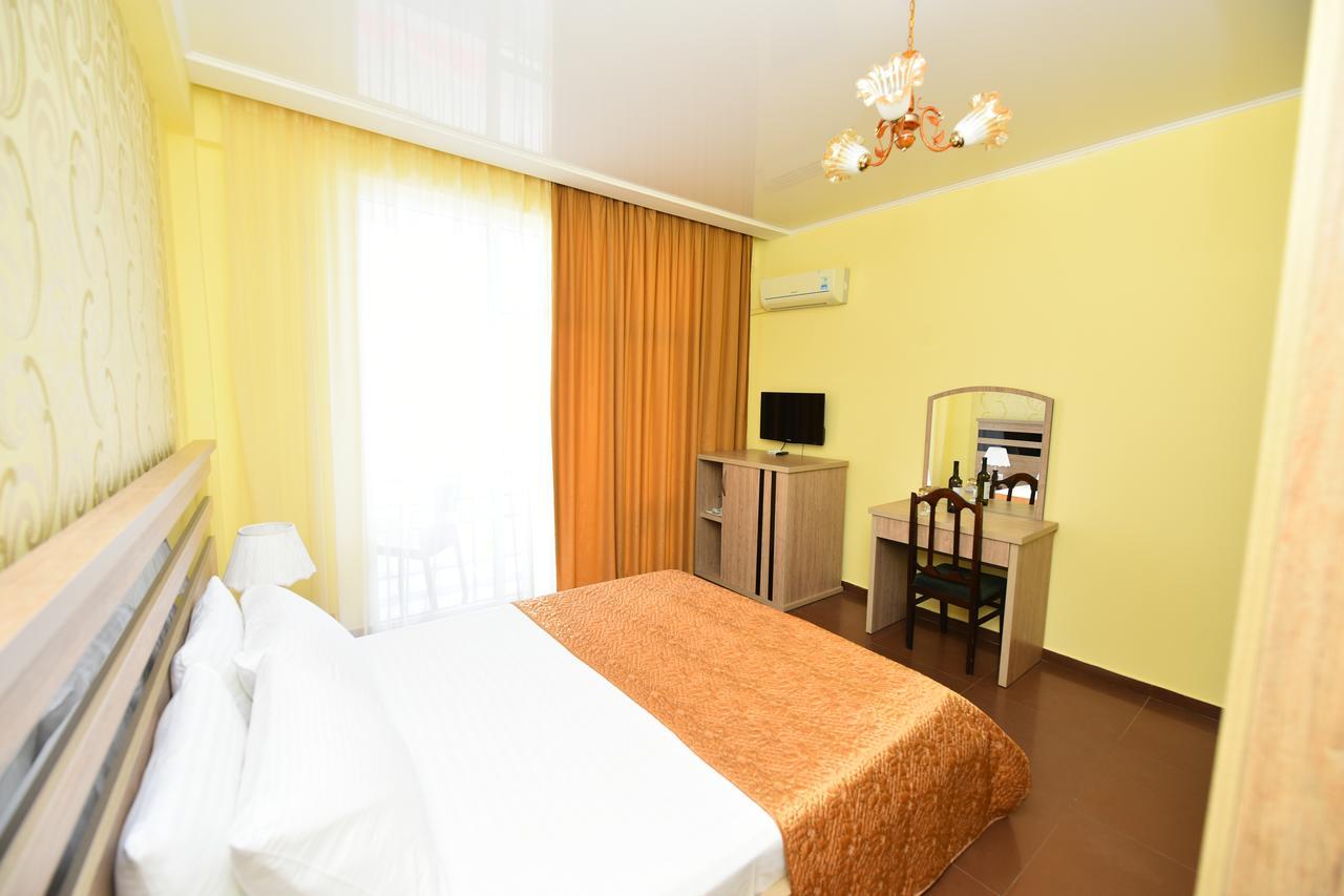 Hotel Lazuri In Квариати Екстериор снимка